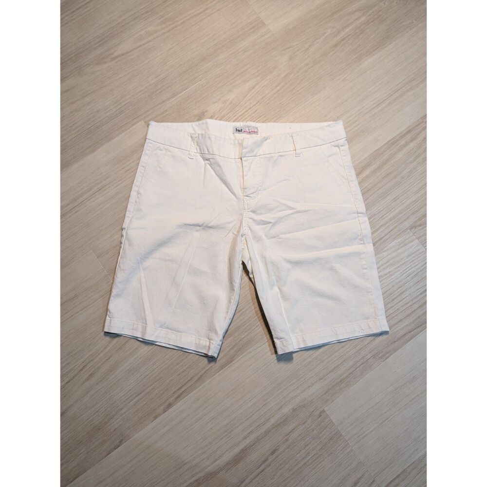 Vintage L.E.I. White Bermuda Shorts Size 13 Y2K